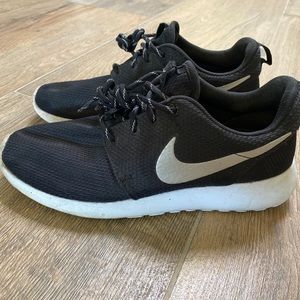 Nike Womens Roshe One sneaker size 8